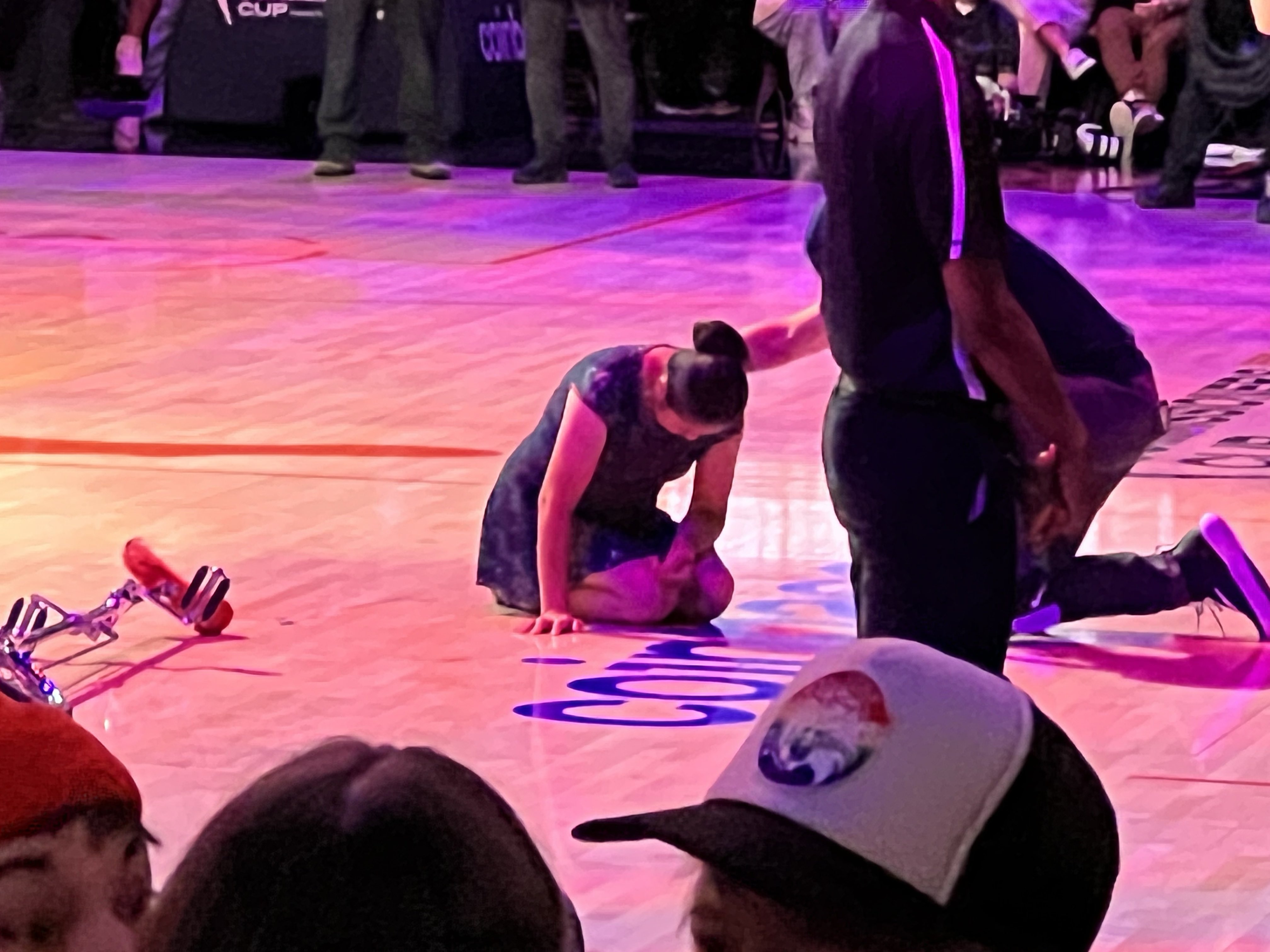 🐐😭32年生涯！顶碗大妈从独轮车摔下左手腕受伤 坐轮椅离场